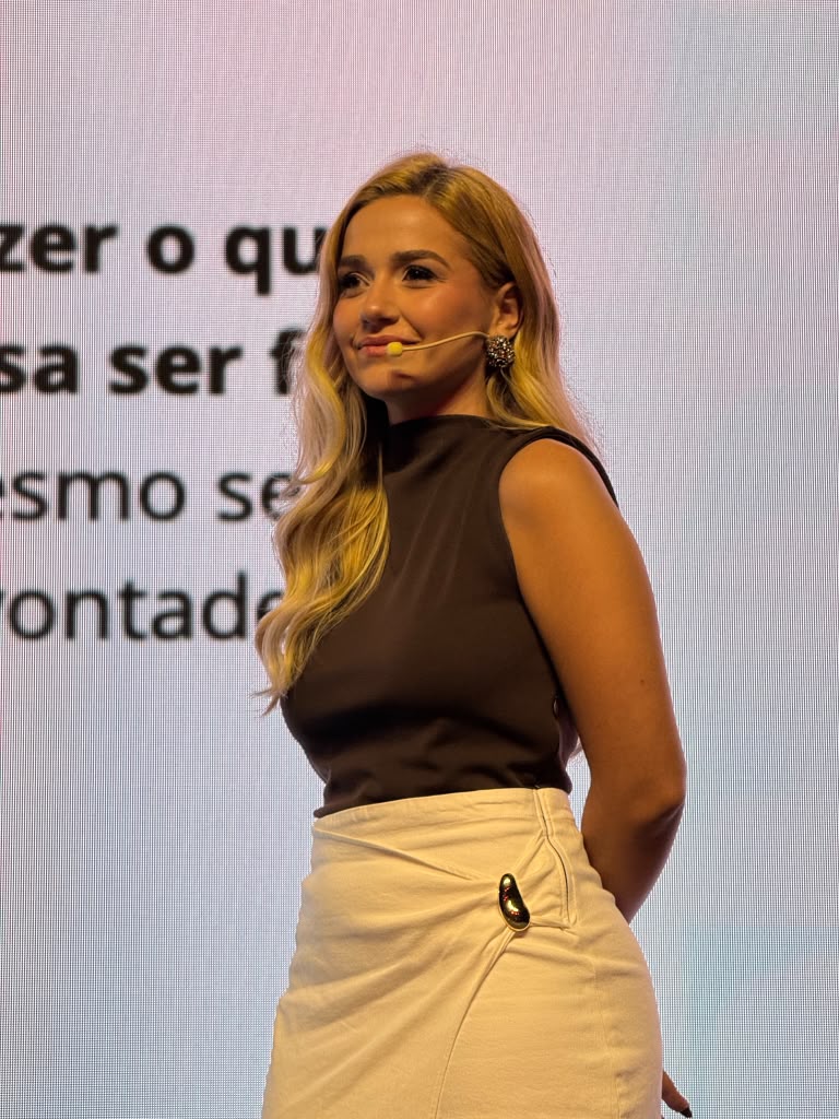 Bárbara Brum no palco, durante uma palestra
